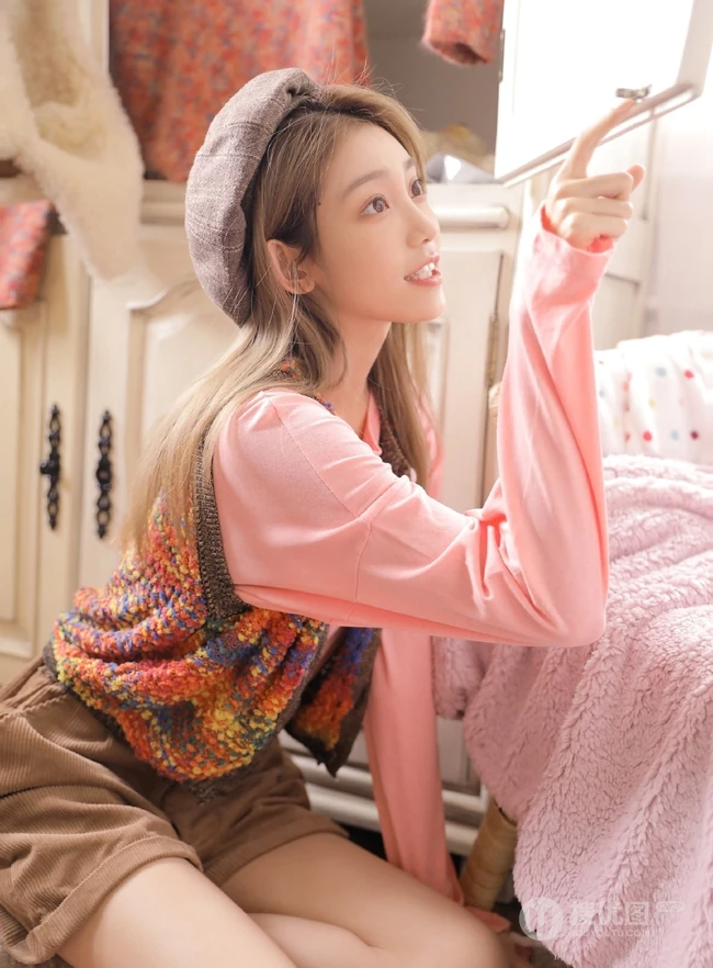 元气满满俏皮可爱美萌少女复古戴帽动人室内写真图片