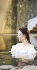 气质女星蕙心玥泳池清透写真图片，如出水芙蓉美丽动人