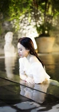 气质女星蕙心玥泳池清透写真图片，如出水芙蓉美丽动人