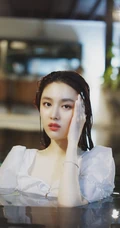 气质女星蕙心玥泳池清透写真图片，如出水芙蓉美丽动人