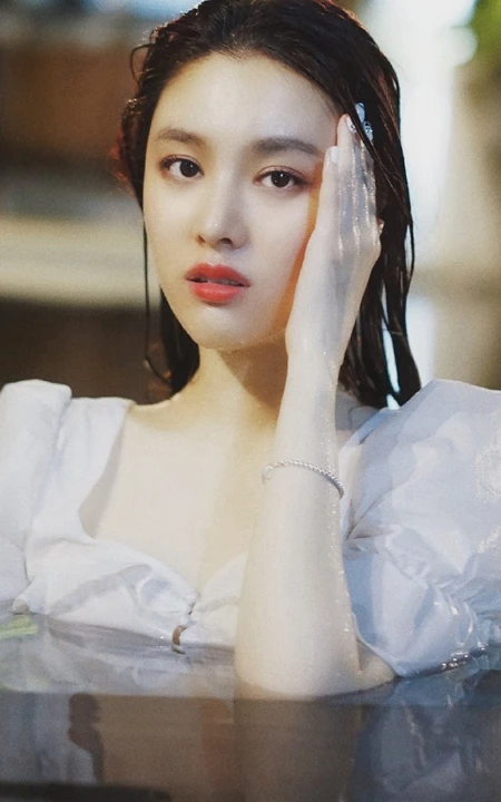 气质女星蕙心玥泳池清透写真图片，如出水芙蓉美丽动人