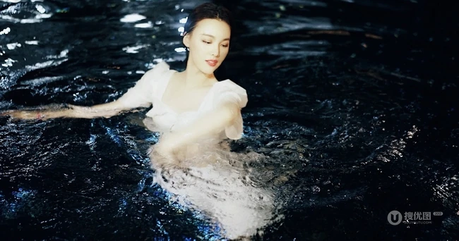 气质女星蕙心玥泳池清透写真图片，如出水芙蓉美丽动人