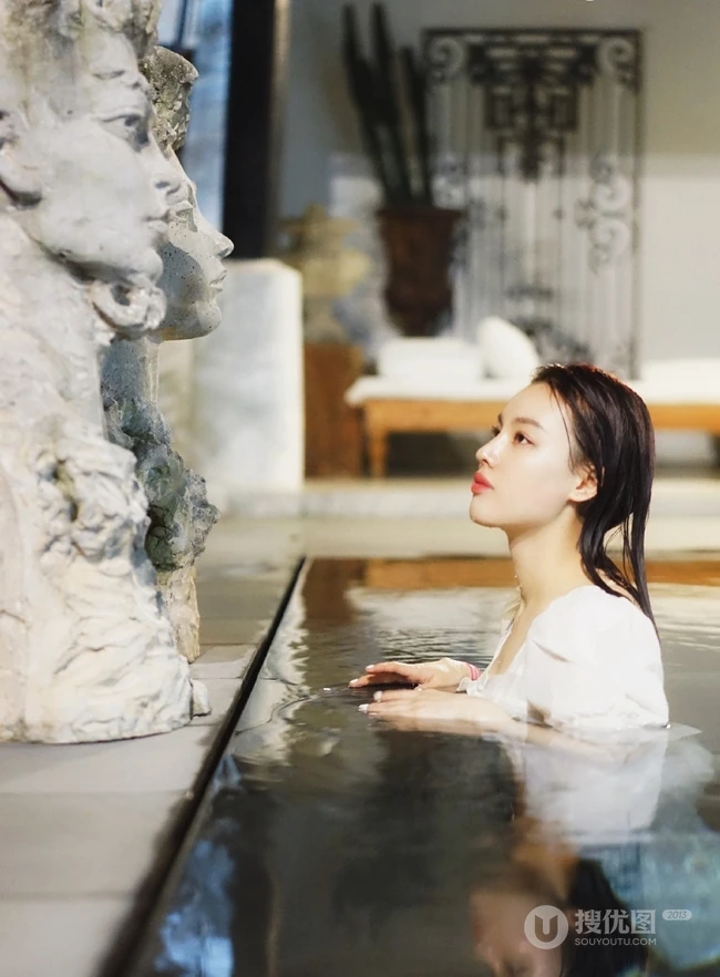 气质女星蕙心玥泳池清透写真图片，如出水芙蓉美丽动人