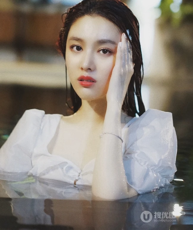 气质女星蕙心玥泳池清透写真图片，如出水芙蓉美丽动人