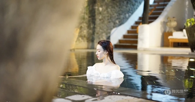 气质女星蕙心玥泳池清透写真图片，如出水芙蓉美丽动人