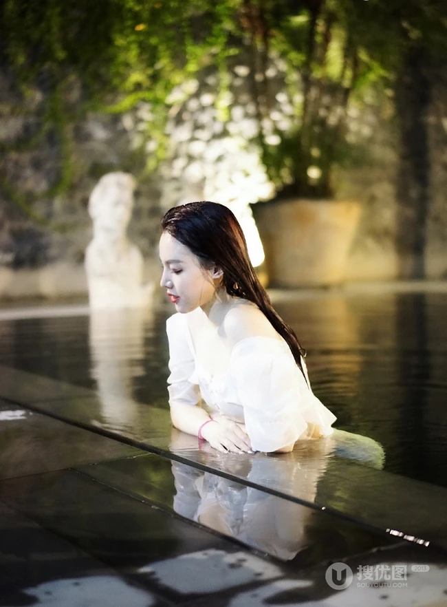 气质女星蕙心玥泳池清透写真图片，如出水芙蓉美丽动人
