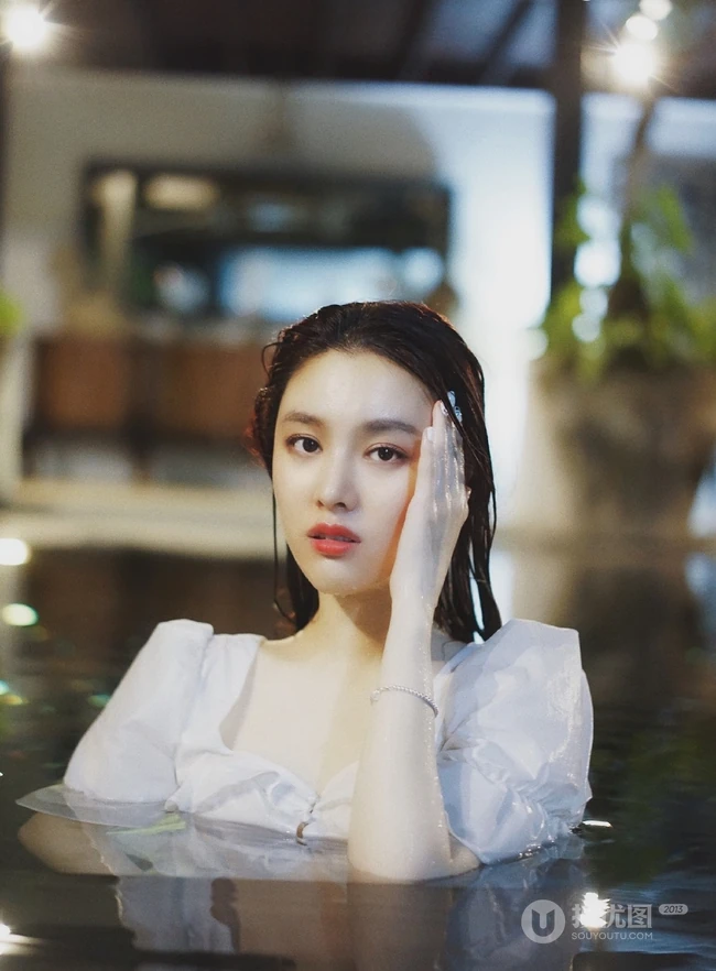 气质女星蕙心玥泳池清透写真图片，如出水芙蓉美丽动人