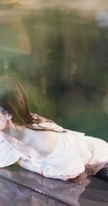 气质女星蕙心玥泳池清透写真图片，如出水芙蓉美丽动人