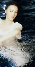 气质女星蕙心玥泳池清透写真图片，如出水芙蓉美丽动人
