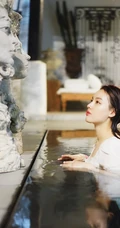 气质女星蕙心玥泳池清透写真图片，如出水芙蓉美丽动人