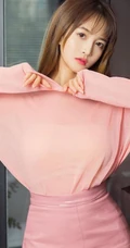 90后女生小汐令人心动的粉色套装，肩带牛仔裤室内写真图集