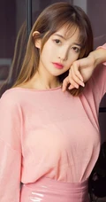 90后女生小汐令人心动的粉色套装，肩带牛仔裤室内写真图集