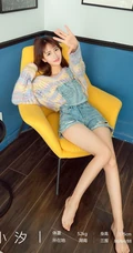 90后女生小汐令人心动的粉色套装，肩带牛仔裤室内写真图集