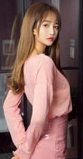 90后女生小汐令人心动的粉色套装，肩带牛仔裤室内写真图集