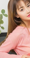 90后女生小汐令人心动的粉色套装，肩带牛仔裤室内写真图集