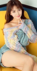 90后女生小汐令人心动的粉色套装，肩带牛仔裤室内写真图集