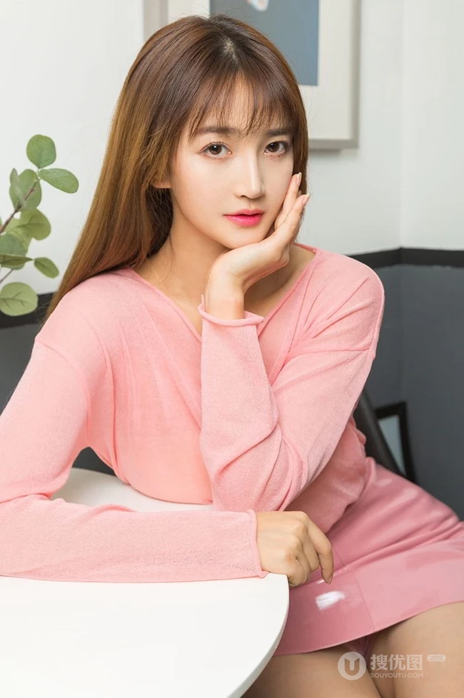 90后女生小汐令人心动的粉色套装，肩带牛仔裤室内写真图集