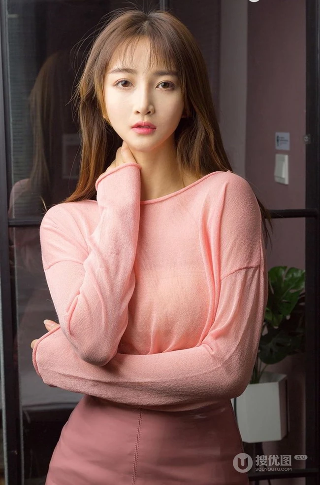 90后女生小汐令人心动的粉色套装，肩带牛仔裤室内写真图集