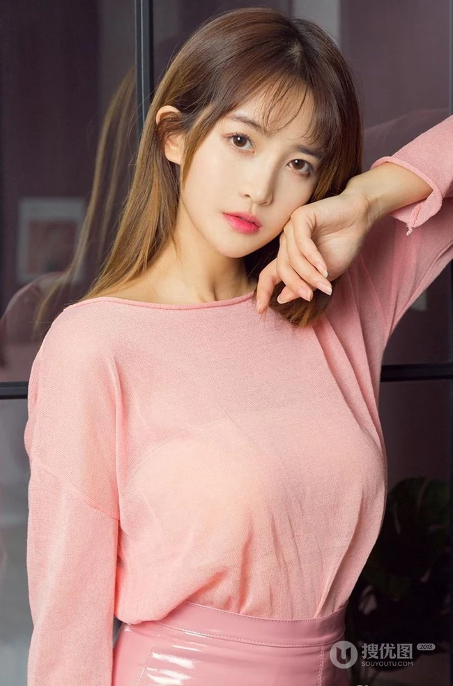 90后女生小汐令人心动的粉色套装，肩带牛仔裤室内写真图集