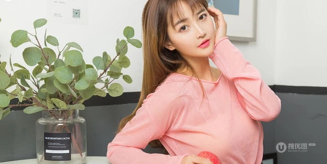 90后女生小汐令人心动的粉色套装，肩带牛仔裤室内写真图集