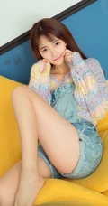 90后女生小汐令人心动的粉色套装，肩带牛仔裤室内写真图集