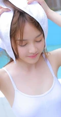 清纯00后小女生白色肩带泳装泳池边唯美生活写真集