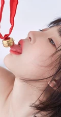 清纯00后小女生白色肩带泳装泳池边唯美生活写真集