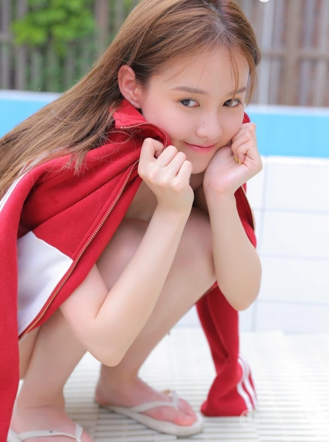 清纯00后小女生白色肩带泳装泳池边唯美生活写真集