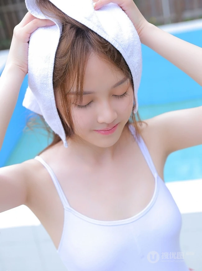 清纯00后小女生白色肩带泳装泳池边唯美生活写真集