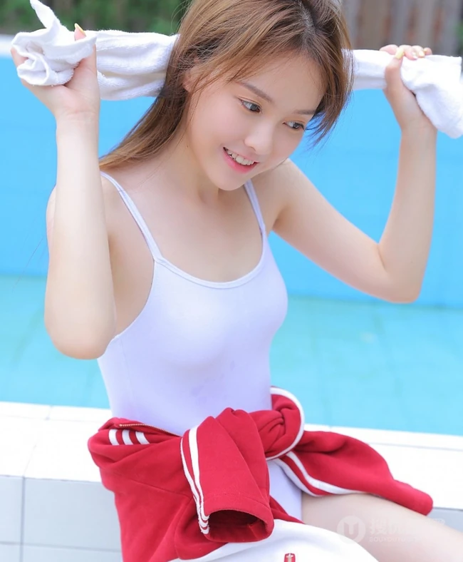 清纯00后小女生白色肩带泳装泳池边唯美生活写真集