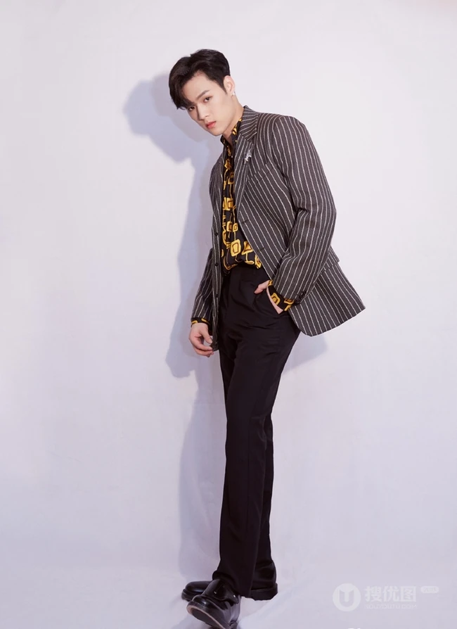 台湾演员，歌手董又霖（Jeffrey）帅气西装写真图片