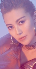女生歌手常思思充气式金粉羽绒服酷美写真图片