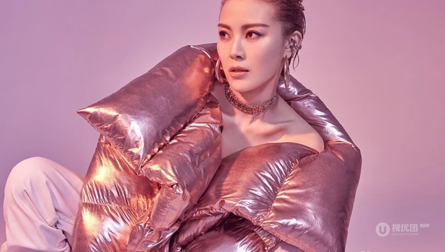 女生歌手常思思充气式金粉羽绒服酷美写真图片