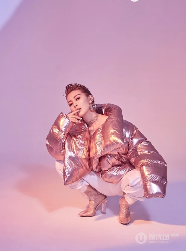 女生歌手常思思充气式金粉羽绒服酷美写真图片
