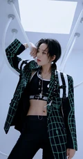 李斯丹妮紧身健身背心短裤吊挂科技感十足写真图片