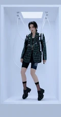 李斯丹妮紧身健身背心短裤吊挂科技感十足写真图片