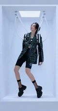 李斯丹妮紧身健身背心短裤吊挂科技感十足写真图片