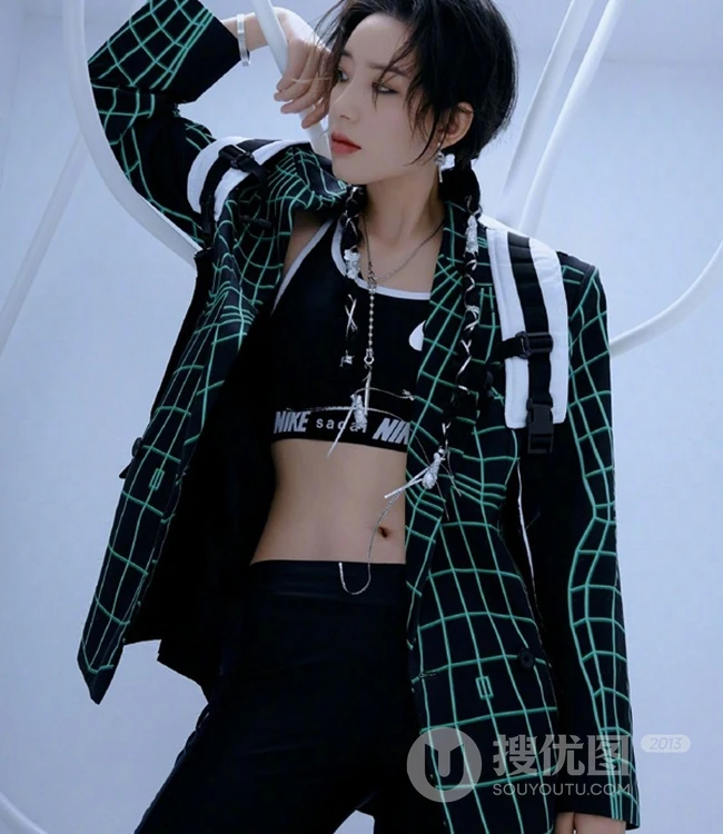 李斯丹妮紧身健身背心短裤吊挂科技感十足写真图片