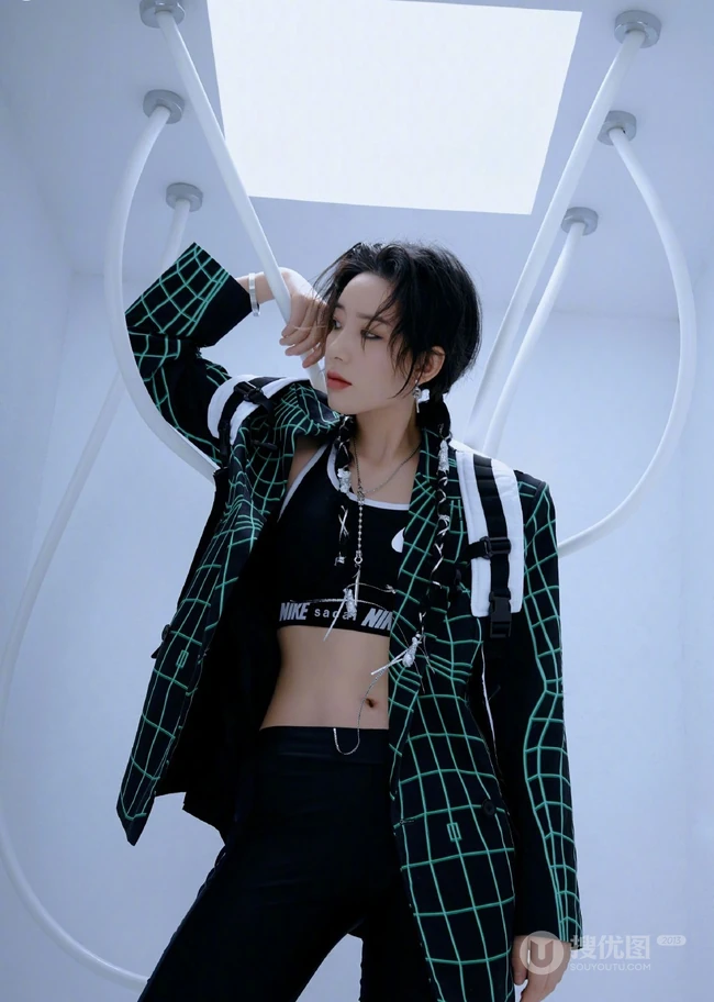 李斯丹妮紧身健身背心短裤吊挂科技感十足写真图片