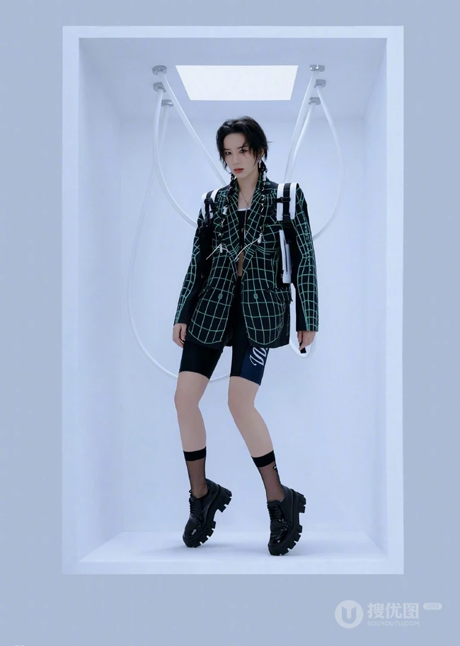 李斯丹妮紧身健身背心短裤吊挂科技感十足写真图片