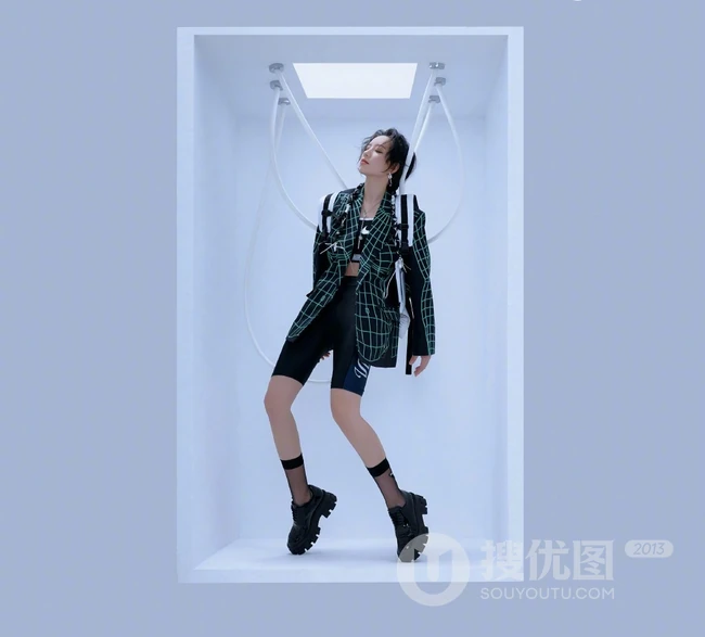 李斯丹妮紧身健身背心短裤吊挂科技感十足写真图片