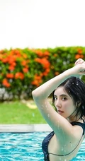 赵奕欢气质黑色连体泳装泳装泳池边写真图片