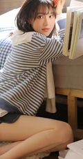 清新灵动的白皙线条感少女条纹上衣搭短裤室内氛围写真图片