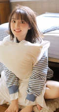 清新灵动的白皙线条感少女条纹上衣搭短裤室内氛围写真图片