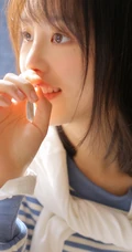 清新灵动的白皙线条感少女条纹上衣搭短裤室内氛围写真图片