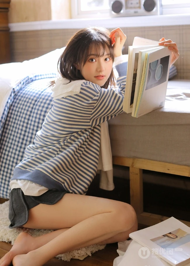 清新灵动的白皙线条感少女条纹上衣搭短裤室内氛围写真图片