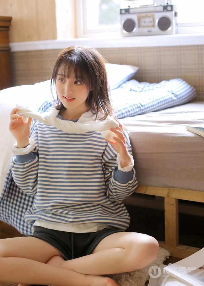 清新灵动的白皙线条感少女条纹上衣搭短裤室内氛围写真图片