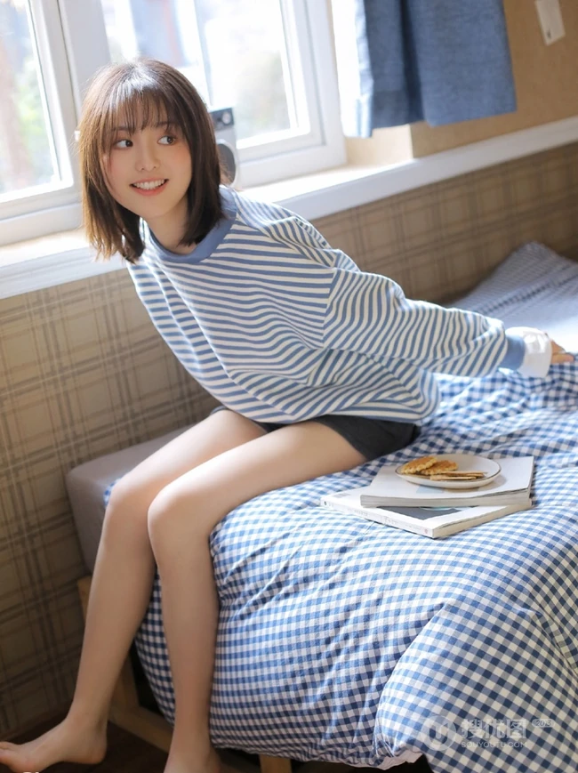 清新灵动的白皙线条感少女条纹上衣搭短裤室内氛围写真图片