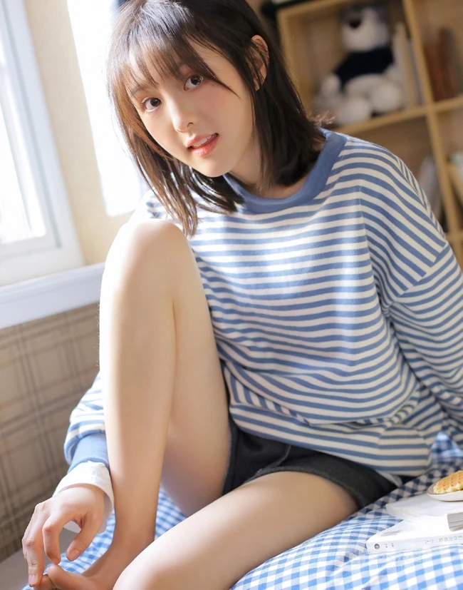 清新灵动的白皙线条感少女条纹上衣搭短裤室内氛围写真图片