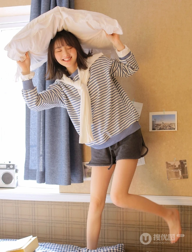清新灵动的白皙线条感少女条纹上衣搭短裤室内氛围写真图片